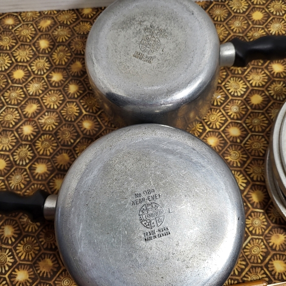 Vintage Wear Ever Heavy Aluminum Cooking Pots # 984 6C(1.5qt) and # 982 4C(1qt) - Picture 14 of 16